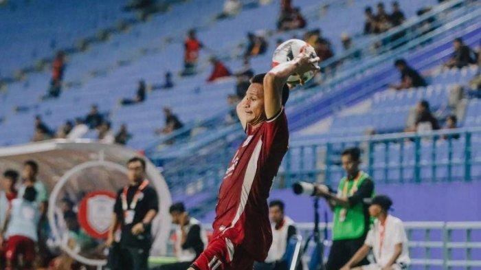 Dzaky Asraf saat lemparan ke dalam di laga PSM Makassar vs BG Pathum United pada match pertama ASEAN Club Championship 2024/2025 di Stadion Batakan, Balikpapan, Kalimantan Timur, Rabu (21/8/2024). Dzaky Asraf dipanggil ke Timnas Indonesia. Ricky Pratama batal dipanggil ke Timnas Indonesia, Dzaky Asraf jadi kejutan pengganti. Pemusatan latihan Timnas Piala AFF digelar di Bali.