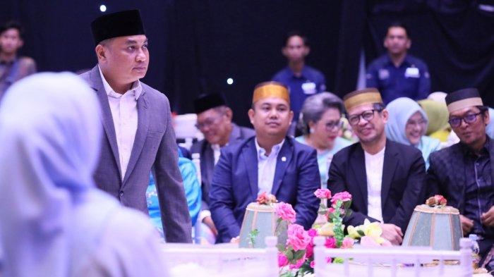 MAPPETTUADA - Wamen Perlindungan Pekerja Migran Dzulfikar Ahmad Tawalla duduk bersebelahan Irman Yasin Limpo di acara mappettuada Zulfikar Nur Alamsyah-Roidah Halilah Falih Ichsan. Acara mappettuada di Hotel Four Points By Sheraton Jalan Andi Djemma Kota Makassar Minggu (8/6/2025) pagi.