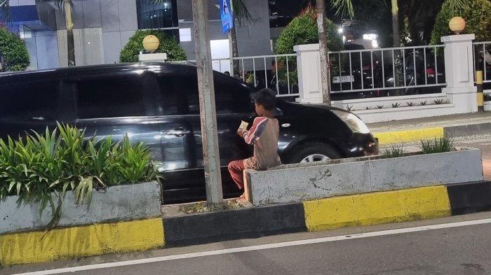 EKPLOITASI ANAK - Potret anak dibawah umur yang sedang mengamen di Jalan Jendral Ahmad Yani, Kecamatan Tanete Riattang, (25/2/2025). Masyarakat berharap pemerintah bisa dengan tegas meng atensi masalah tersebut. 