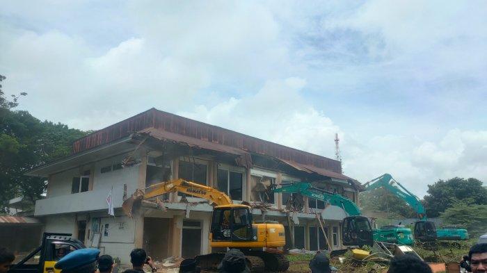 EKSEKUSI LAHAN - Suasana eksekusi lahan di Jl AP Pettarani, Kota Makassar, Kamis (13/2/2025). Empat alat berat digunakan untuk eksekusi 1 gedung dan 9 ruko. 