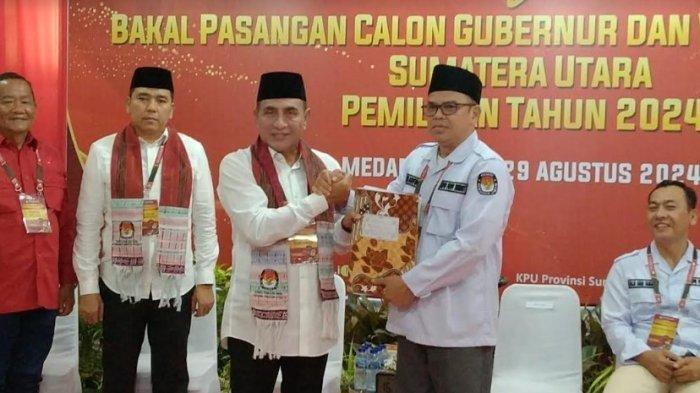 Edy Rahmayadi dan Hasan Basri Sagala resmi mendaftar sebagai calon Gubernur Sumatera Utara. Keduanya telah menyerahkan formulir pendaftaran ke kantor Komisi Pemilihan Umum (KPU) Sumut, jalan Perintis Kemerdekaan, Kota Medan, Kamis (27/8/2024).