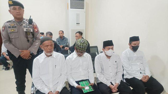 UANG PALSU - Empat terdakwa uang palsu Andi Ibrahim, Syahruna, Ambo Ala dan John menjalani sidang perdana di PN Sungguminasa, Kecamatan Somba Opu, Kabupaten Gowa, Sulawesi Selatan (Sulsel), Selasa (29/4/2025). Peran 4 tersangka kasus uang palsu UIN Alauddin.