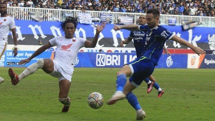 Erwin Gutawa memblok tendangan Marc Klok pada laga Persib Bandung vs PSM Makassar pekan 24 Liga 1 2022/2023 di Stadion Pakansari, Bogor, Selasa (14/2/2023), sore. Hasil akhir Persib Bandung vs PSM Makassar 1-2.

 

 