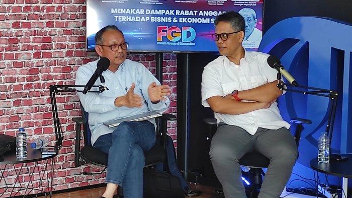 FGD TRIBUN - Guru Besar Ilmu Ekonomi Keuangan Negara/Publik Fakultas Ekonomi dan Bisnis Universitas Hasanuddin, Prof Abdul Hamid Paddu (kiri) saat hadir sebagai narasumber di FGD Tribun Timur dengan tema Menakar Dampak Rabat Anggaran Terhadap Bisnis dan Ekonomi Sulsel di lobby Kantor Tribun Timur, Jl Cendrawasih 430, Kelurahan Sambung Jawa, Kecamatan Mamajang, Kota Makassar, Selasa (18/2/2025). Prof Abdul Hamid Paddu meminta kepada daerah terpilih di Sulsel untuk ubah mindset dalam penggunaan anggaran.