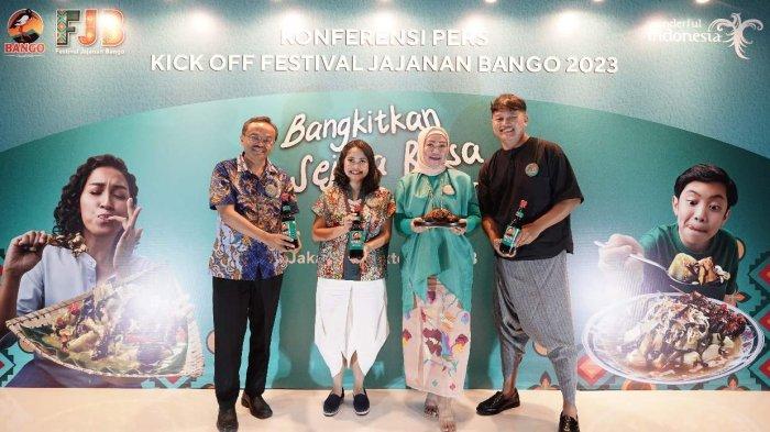 Food Historian, Andreas Maryoto, Head of Marketing Nutrition Indonesia, PT Unilever Indonesia, Tbk, Ari Astuti, Pengelola generasi kedua “Sop Konro Karebosi” Nia Hanafie dan Pegiat pelestarian kuliner Indonesia yang merupakan Co-Founder “Dari Halte ke Halte” atau DHKH (komunitas pemberi rekomendasi ragam kuliner Indonesia) Bowo berfoto bersama usai Press Conference Festival Jajanan Bango 2023 yang digelar secara virtual, Selasa (3/10).