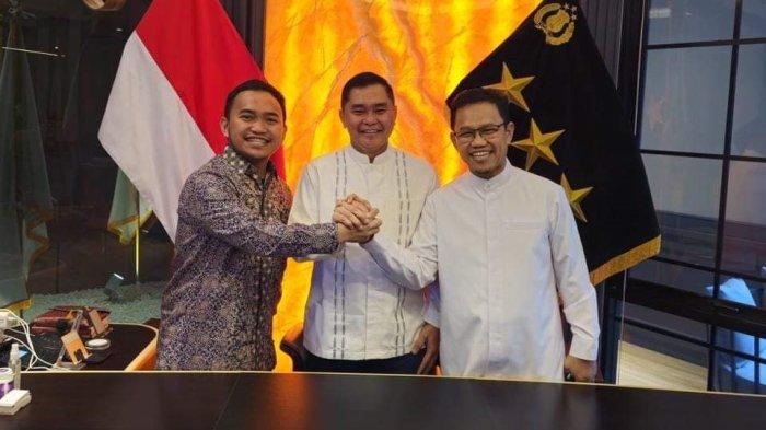 Kabaharkam Polri Komjen Fadil Imran bersalaman dengan Wakil Ketua MPR RI Amir Uskara dan anggota DPRD Sulsel Imam Fauzan di ruang kerja Kabaharkam Polri Jumat (19/4/2024).
