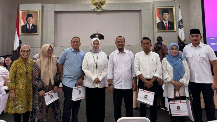 PEMERIKSAAN KESEHATAN - Momen Gubernur-Wakil Gubernur Sulsel terpilih Andi Sudirman Sulaiman-Fatmawati Rusdi foto bareng Bupati-Wakil Bupati Sidrap Syaharuddin Alrif-Nur Kanaah usai jalani tes kesehatan di Kantor Kemendagri, Senin (17/2/2025). Syahar mengaku dirinya lolos lemeriksaan kesehatan.