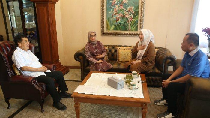 Fatmawati Rusdi menghadap ke mantan Wakil Presiden RI, Jusuf Kalla, di kediaman JK di Jalan Haji Bau, Makassar, pada Rabu (4/9/2024) untuk memohon restu sekaligus melakukan ritual mappatabe, istilah dalam budaya Bugis yang berarti meminta izin dan restu.