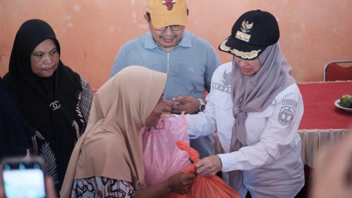 Anggota DPR RI Dapil Sulsel III Muhammad Fauzi dan Bupati Luwu Utara, Indah Putri Indriani menyalurkan 1.000 paket sembako untuk korban banjir di sejumlah titik di Kabupaten Luwu Utara, Sabtu (27/4/2024).