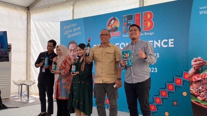 Head of Marketing Nutrition Indonesia PT Unilever Indonesia Tbk Ari Astuti (tengah) saat konfensi pers di Parking Lot PiPo Makassar, Sabtu (7/10/2023). Konferensi pers tersebut membahas Festival Jajanan Bango 2023 yang digelar Parking Lot PiPo.