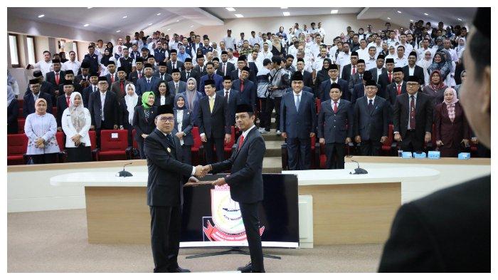 Firman Pagarra dilantik menjadi Pj Sekda Makassar di Ruang Sipakatau Kantor Balai Kota Makassar Jl Ahmad Yani, Makassar, Rabu (10/1/2024). jajaran forkopimda hadir dalam pelantikan ini.