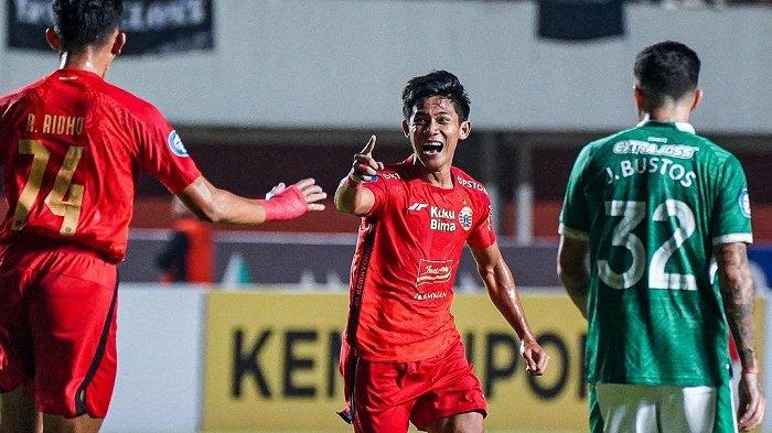 Firza Andika selebrasi usai mencetak gol di laga PSS Sleman vs Persija Jakarta pada pekan 6 Liga 1 2023/2024, Jumat (4/8/2023) malam.