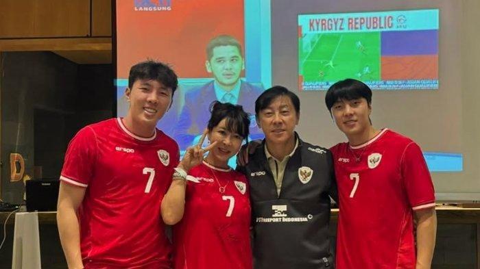 Foto bersama Shin tae yong bersama dengan keluarganya, termasuk Shin Jaewon. Putra Shin Tae-yong, Shin Jae Won melalui akun Instagramnya, Shin Jaewon77 menuliskan komentarnya dengan menggunakan bahasa Korea.