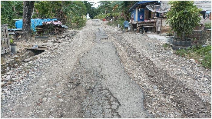 Foto ruas jalan yang rusak di Desa Teamalala, Kecamatan Ulaweng, Kabupaten Bone.