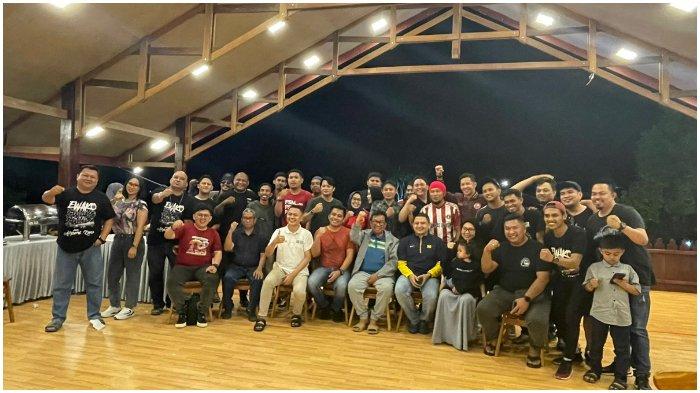 Founder Bosowa Grup Aksa Mahmud temui suporter di Pantai Bosowa, Jalan Tanjung Merdeka, Kec. Tamalate, Kota Makassar, Sulawesi Selatan (Sulsel) Sabtu (16/9/2023).