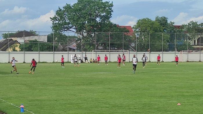GAME INTERNAL - Skuad PSM Makassar saat game internal di Stadion Kalegowa, Kabupaten Gowa, Kamis (13/2/2025) sore. Bernardo Tavares cari starting line up melawan PSIS Semarang.
