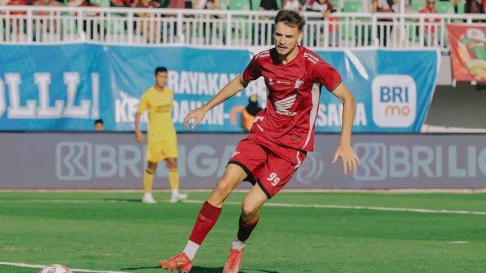 GOL NERMIN - Striker PSM Makassar Nermin Haljeta. Nermin Haljeta berhasil bobol gawang PSS Sleman di Stadion Maguwoharjo, Sleman, Daerah Istimewa Yogyakarta, Sabtu (3/5/2025) malam.