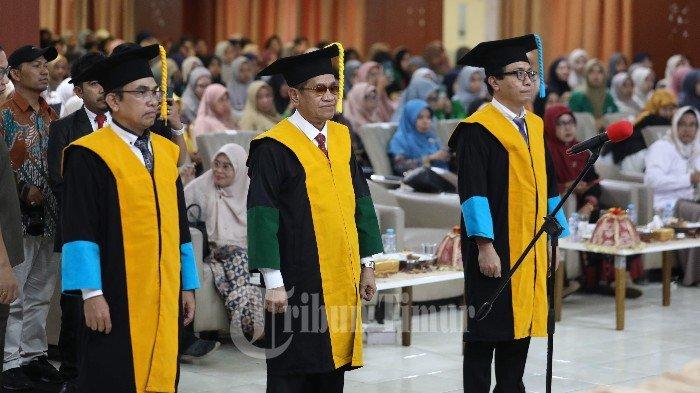Prof Dr Muhsin Mahfudz (kiri), Prof Dr KH Hamzah Harun Al Rasyid MA (tengah) dan Prof Dr Muhaemin Latif (kanan) resmi dikukuhkan sebagai guru besar yang berlangsung di Aula Kampus II UIN Alauddin, Jl. HM Yasin Limpo, Kecamatan Somba Opu, Gowa, Sulsel, Senin (4/3/2024). Acara pengukuhan ini dipimpin langsung oleh Rektor UIN Alauddin, Prof. Hamdan Juhannis, yang memberikan penghormatan kepada para profesor baru.