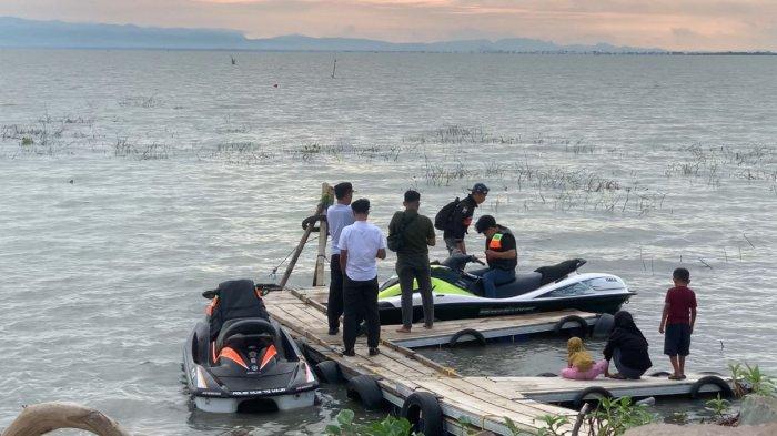 
GWD NEPO - Wisatawan menikmati olahraga Jetski yang menjadi salah satu fasilitas yang ada di Gelora Wisata Desa (GWD) Nepo, Danau Tempe, Wajo, Rabu (30/4/2025). Cukup membayar Rp130 ribu wisatawan bisa menikmati bermain jetski di GWD Nepo. 