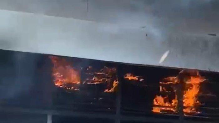 KEBAKARAN - Gedung Laboratorium SMPN 7 Sinjai terbakar. Belum diketahui penyebab kebakaran ini 