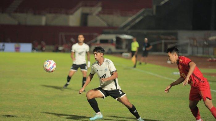 Gelandang PSM Makassar, Ananda Raehan duel dengan pemain Persija Jakarta, Witan Sulaeman pada pekan ketujuh Liga 1 2024/2025 di Stadion Sultan Agung, Bantul, Daerah Istimewa Yogyakarta, Minggu (29/9/2024).