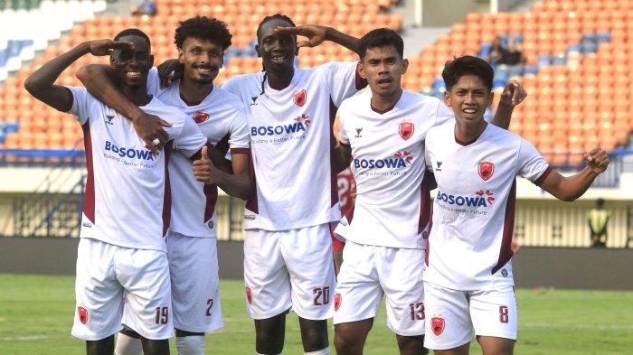 Gelandang PSM Makassar, Latyr Fall bersama pemain PSM Makassar lainnya selebrasi gol usai membobol gawang  Borneo FC pada laga pamungkas Grup A Piala Presiden 2024 di Stadion Si Jalak Harupat, Kabupaten Bandung, Jawa Barat, Kamis (25/7/2024). Latyr Fall menyebut timnya masih kurang dalam passing terakhir di kotak penalti lawan.