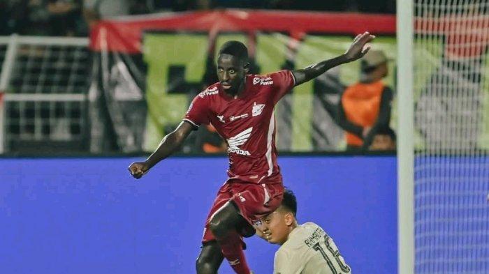 Gelandang PSM Makassar, Latyr Fall saat melawan Persita Tangerang pada pekan 34 Liga 1 2024/2025 di Stadion BJ Habibie, Parepare, Jumat (23/5/2025). PSM Makassar butuh gelandang kreatif.