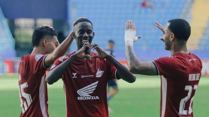Gelandang PSM Makassar, Latyr Fall selebrasi usai bobol gawang Borneo FC di Stadion Batakan, Balikpapan, Kalimantan Timur, Senin (2/12/2024). PSM Makassar menang 1-0 dari Borneo FC berkat gol tunggal Latyr Fall.