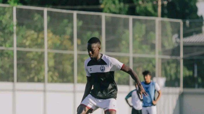 Gelandang PSM Makassar, Latyr Fall saat latihan di Stadion Kalegowa, Kabupaten Gowa. Bernardo Tavares mengutak-atik delapan posisi pemain PSM Makassar. 