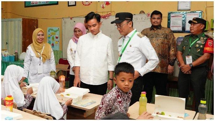Gubernur Zudan Bagi-Bagi Makan Siang Gratis bareng Wapres Gibran Rakabuming Raka di SDN 103 Maros pada  Rabu (13/11/2024).