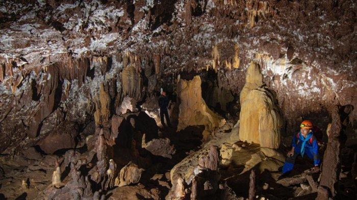 Mapala Politeknik Negeri Ujung Pandang mengadakan Workshop Cave Photography, Sabtu (18/5) di K4 Goa Salukang Kallang, Kabupaten Maros, Sulawesi Selatan. Kegiatan yang dikuti belasan penggiat kegiatan penelusur gua di Sulawesi Selatan ini menghadirkan penggiat cave photography Jogjakarta Akhmad Zona Adiardi, sebagai pemandu.