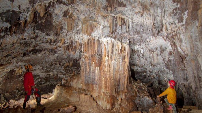 Mapala Politeknik Negeri Ujung Pandang mengadakan Workshop Cave Photography, Sabtu (18/5) di K4 Goa Salukang Kallang, Kabupaten Maros, Sulawesi Selatan.
Kegiatan yang dikuti belasan penggiat kegiatan penelusur gua di Sulawesi Selatan ini menghadirkan penggiat cave photography Jogjakarta Akhmad Zona Adiardi, sebagai pemandu.