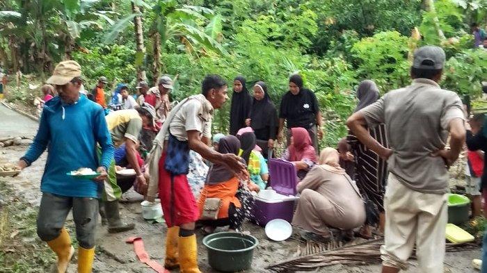 PERBAIKAN JALAN DESA - Puluhan warga Bulisu dan Pudete, gotong royong perbaiki jalan desa perbatasan Kabupaten Pinrang-Kabupaten Enrekang, Minggu (6/1/2025). Tak hanya bapak-bapak, ibu-ibu ikut bantu dengan menyiapkan makanan dan minuman.