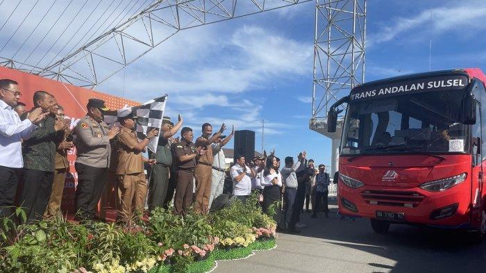 Gubernur Sulsel Andi Sudirman Sulaiman melepas 26 Bus Trans Sulsel di CPI, Senin (10/7/2023)