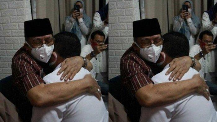 H Arifuddin Katta (kiri) saat memeluk anaknya, Munafri Arifuddin jelang pendaftaran calon wali kota Makassar.