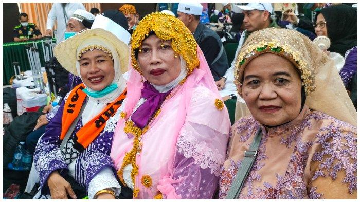 HAJI 2025 - Foto Jamaah Haji Kloter Tiga Makassar, menggunakan pakaian blink-blink lengkap dengan songkok Mispa di Aula Arafah Asrama Haji Makassar. Jumat (13/6/2025). Hj. Syamriani (tengah) mengatakan kalau pakaian mencolok yang mereka gunakan sudah menjadi tradisi suku Makassar sebagai simbol telah menunaikan ibadah haji.
