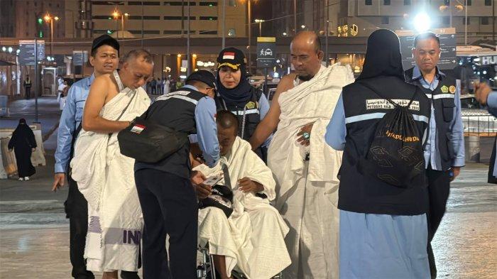 HAJI LANSIA - Petugas Haji mendata jamaah haji lansia yang butuh kursi roda selama di Tanah Suci, Senin (19/5/2025). Salah satu layanan yang disiapkan untuk jamaah haji lanjut usia dan disabilitas adalah Safari Wukuf Mandiri.