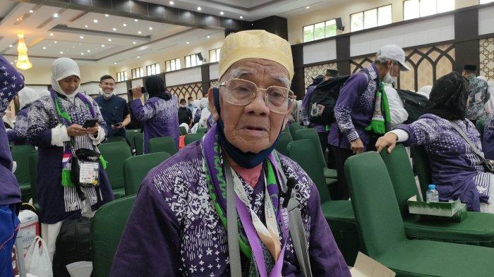 HAJI TERTUA - Jamaah Haji tertua Sulsel, Tuntaskan Haji di Usia 102 Tahun, Sulaeman Rotte Bagulu saat ditemui di Aula Arafah Asrama Haji Makassar. Kamis (12/6/2025). Ia mengaku saat di Arab Saudi, dirinya tidak pernah menggunakan kursi roda.
