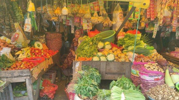 HARGA PANGAN - Seorang pedagang, Darma saat menunggu pembeli di losnya di Pasar Terong, Kelurahan Wajo Baru, Kecamatan Bontoala, Kota Makassar, Sabtu (15/2/2025). Harga kacang panjang, buncis, cabai rawit dan bawang merah naik.