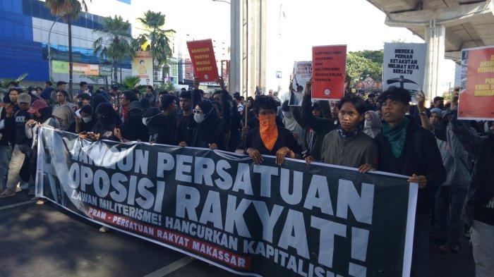 HARI BURUH - Ribuan mahasiswa kembali memadati kawasan Fly Over, perempatan Jl AP Pettarani -Urip Sumoharjo, Makassar, Kamis (1/5/2025) sore. Satu diantaranya long march dari arah Universitas Negeri Makassar (UNM) Jl AP Pettarani.