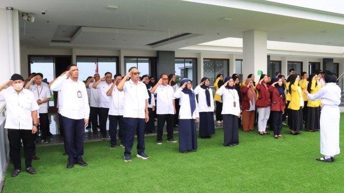 HARI PANCASILA - Universitas Terbuka (UT) Makassar menggelar upacara peringatan Hari Lahir Pancasila di halaman kantor kampus pada Senin (2/6/2025).
