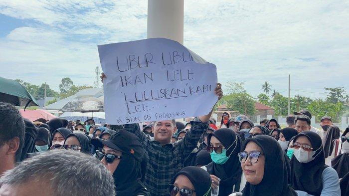 HONORER DEMO – Ratusan honorer unjuk rasa di Kantor DPRD Kota Palopo pada Senin (3/2/2025). Mereka meminta diangkat menjadi P3K atau PNS.