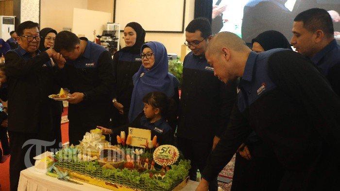 CEO Bosowa Corporindo Subhan Aksa mencium tangan Founder Bosowa Corporindo HM. Aksa Mahmud saat memberikan nasi tumpeng sebagai simbol puncak acara Tudang Sipulang Hari Ulang Tahun (HUT) ke-51 Bosowa Corporindo yang berlangsung di Balai Sidang 45 Bosowa, Jl Urip Sumoharjo, Makassar, Kamis (22/02/2024). Sekitar 1.000 karyawan dari berbagai wilayah berkumpul untuk merayakan HUT Bosowa Corporindo ke-51 dengan tema 