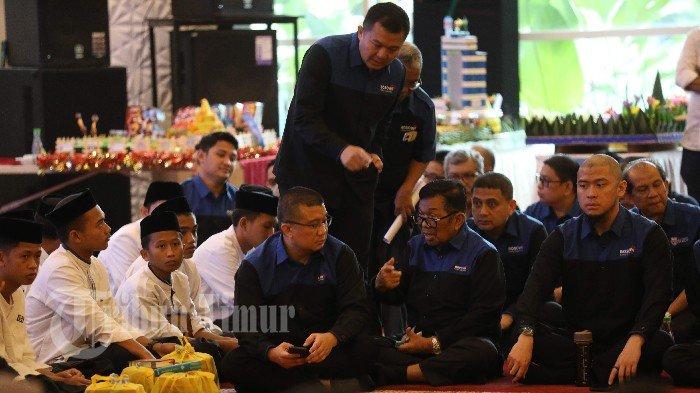 CEO Bosowa Corporindo Subhan Aksa (berdiri) berbincang dengan Komisaris Utama Bosowa Corporindo Erwin Aksa (duduk tengah kiri) dan Founder Bosowa Corporindo HM. Aksa Mahmud (duduk tengah kanan) saat acara Tudang Sipulang Hari Ulang Tahun (HUT) ke-51 Bosowa Corporindo yang berlangsung di Balai Sidang 45 Bosowa, Jl Urip Sumoharjo, Makassar, Kamis (22/02/2024). Sekitar 1.000 karyawan dari berbagai wilayah berkumpul untuk merayakan HUT Bosowa Corporindo ke-51 dengan tema 
