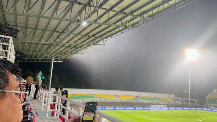 Head of Bosowa Peduli, Hafit Timor Mas’ud, mengabadikan suasana Stadion BJ Habibie di sela hujan deras, Jumat (7/3/2025) malam. Hafit Timor Mas’ud memuji drainase Stadion BJ Habibie yang canggih sehingga hujan lebat tidak menyebabkan terjadinya genangan di lapangan.