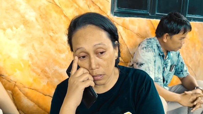 Haja Maryam (45) saat menceritakan detik-detik suaminya Rudi S Gani ditembak OTK di depan Ruang Forensik Dokpol Biddokkes Polda Sulsel, Jl Kumala, Kecamatan Tamalate, Makassar, Rabu (1/1/2025).