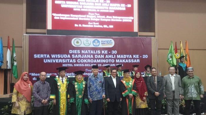 Civitas Akademika Universitas Cokroaminoto bersama Ketua Mahkamah Konstitusi RI periode 2013-2015, Dr Hamdan Zoelva SH MH di sela Dies Natalis XXX yang dirangkaikan dengan Wisuda Sarjana XX Universitas Cokroaminoto Makassar (UCM), di Hotel Swiss Belt In, Panakkukang, Makassar, Kamis (25/1/2024).