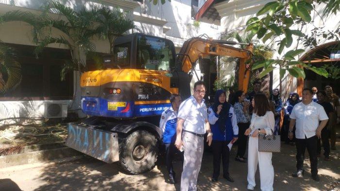 PDAM MAKASSAR - Plt Direktur Utama PDAM Makassar Hamzah Ahmad terima kunjungan investor adalah Cina, Chunke di Kantor PDAM Makassar, Jl Ratulangi, Selasa (22/4/2025). PDAM dan Chunke jajaki kerjasama pengelolaan air siap minum.