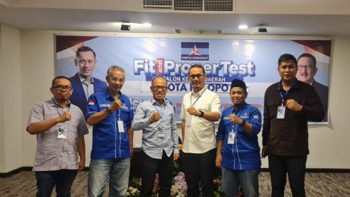 Hamzah Jalante (tengah) fit and proper test calon Wali Kota Palopo Demokrat di Hotel Claro, Jl AP Pettarani, Mannuruki, Kota Makassar, Senin (27/5/2024).
