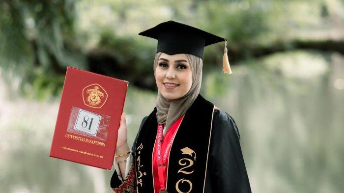 LULUSAN TERBAIK - Foto wisuda Hanadi Y M Shaheen. Sabtu (19/4/2025). Hanadi menceritakan pentingnya niat kuat dan restu orang tua dalam menempuh pendidikan.